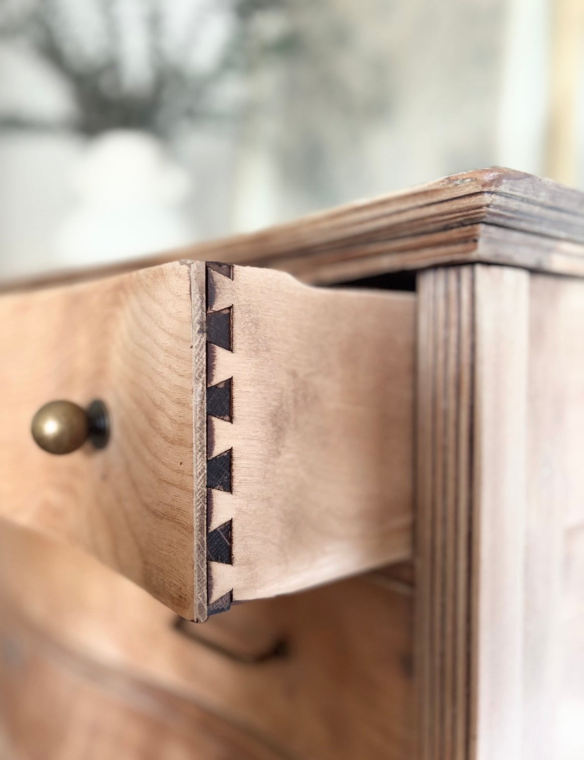 Avenelle Chest of Drawers